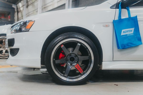 Comment choisir un système de gestion de batterie pour une voiture de course électrique?